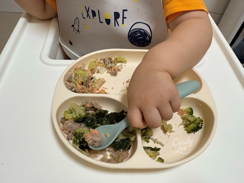 [育兒] 媽咪學苑【赫媽咪寶寶矽膠餐具組+水杯+剪刀+恐龍組